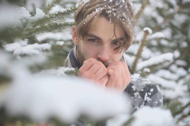 Maço yüzünü ve ellerini eşarp ile Isınma