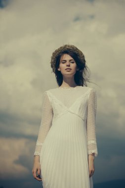 Bulutlu gökyüzü üzerinde poz kadın