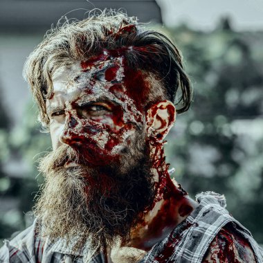 Cadılar Bayramı adam kanlı sakal ve saç