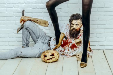 Cadılar Bayramı hipster kabak ve balta ile oturan ahşap zemin üzerinde