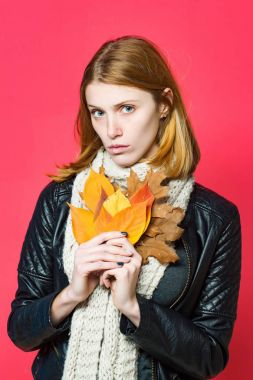 Kadın deri ceketli sonbahar yaprakları ile.