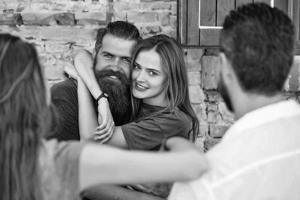 Casal com amigos — Fotografia de Stock