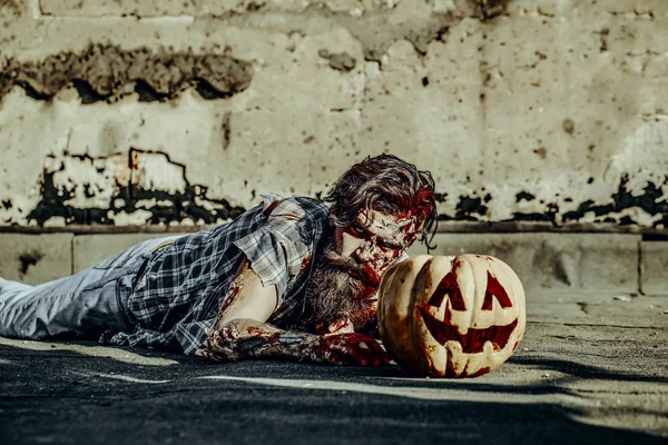 Halloween uomo strisciando a zucca — Foto Stock