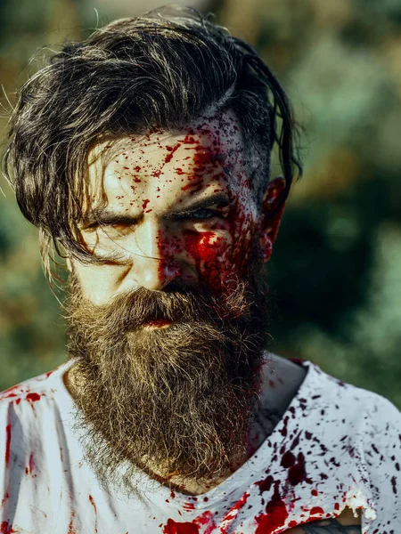 Hipster de Halloween con salpicaduras de sangre roja en la cara barbuda — Foto de Stock