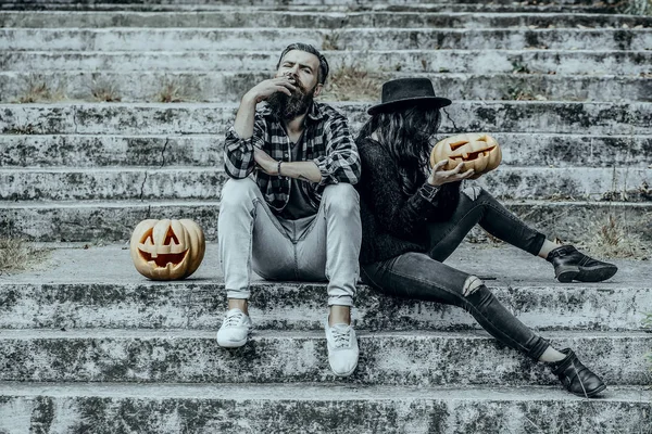 Halloween Mann und Frau mit Kürbissen — Stockfoto