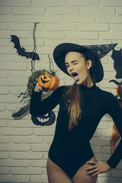 Halloween-Frau zwinkert mit blauen Lippen und Kürbis — Stockfoto