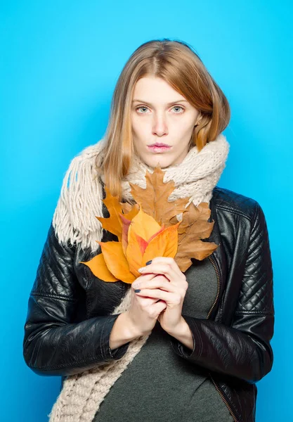 Modèle de mode avec des cheveux élégants dans l'écharpe . — Photo