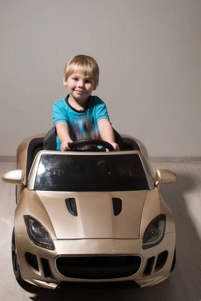 Criança feliz no carro de brinquedo . — Fotografia de Stock