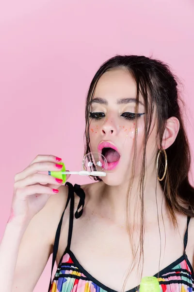 Kabarcık üfleyici el moda modeli.