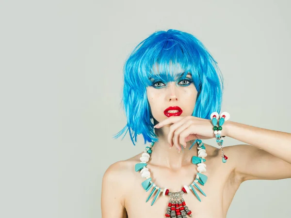 Vrouw in blauwe pruik met modieuze make-up. — Stockfoto