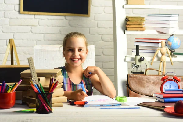Unge med färgglada brevpapper: barndom och tillbaka till skolan-konceptet. — Stockfoto