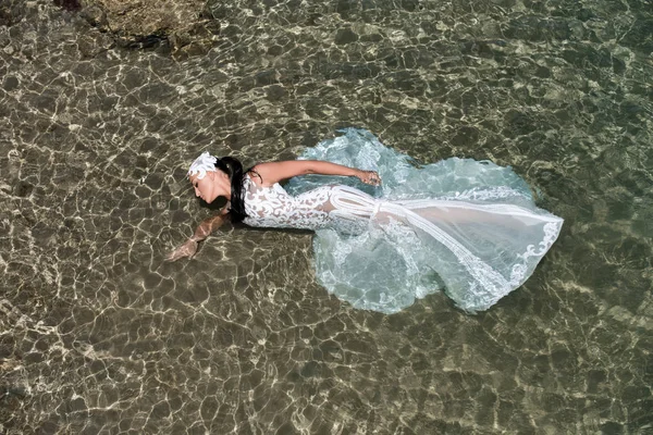 Dziewczyna leży w wodzie morskiej — Zdjęcie stockowe