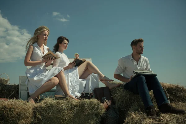 Adam ya da saman vintage daktiloda yazarak maço