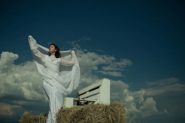 Девушка в белом платье в солнечный день — стоковое фото