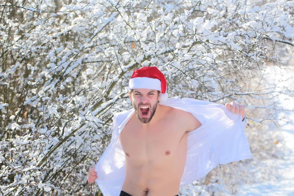 Macho in KERSTMUTS schreeuwen met woede in sneeuw hout — Stockfoto