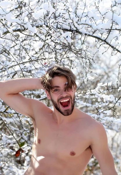Ευτυχισμένος άνθρωπος φωνάζει στο χιόνι ξύλο — Φωτογραφία Αρχείου