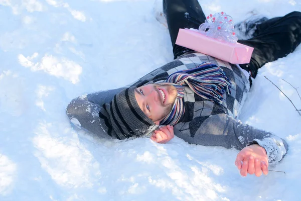 Macho leende i mössa, tröja och halsduk på vinterdag — Stockfoto