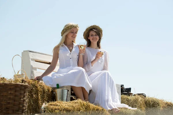 Mutlu kadın güneşli günde içme alkol