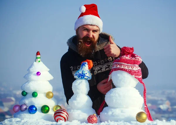 Санта людини надіти капелюх сніговика і показуючи ОК жест — стокове фото