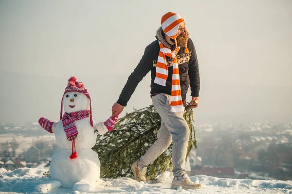 Homme et bonhomme de neige marchant sur le ciel bleu — Photo