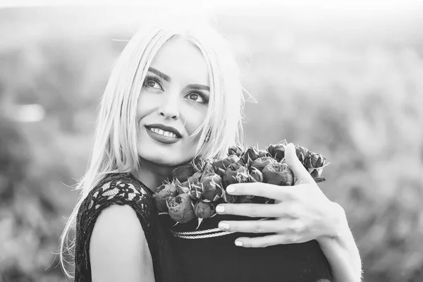 Kvinna med blommor i rutan — Stockfoto