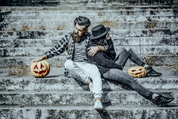 Хеллоуїн чоловік і жінка сидять на сірих сходах — стокове фото