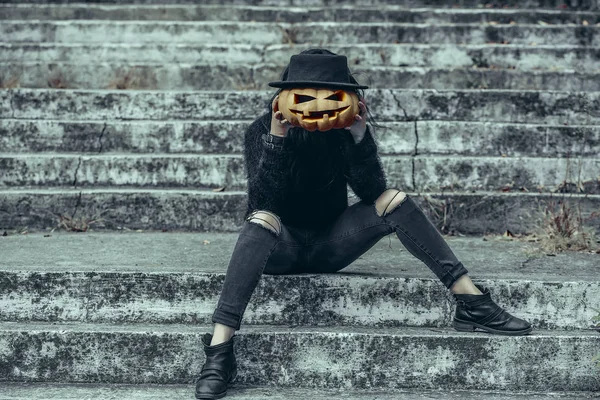 Halloween kobieta siedzi na kamienne schody — Zdjęcie stockowe