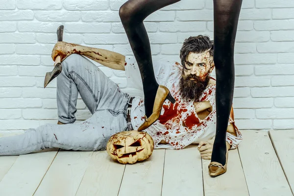 Cadılar Bayramı hipster kabak ve balta ile oturan ahşap zemin üzerinde