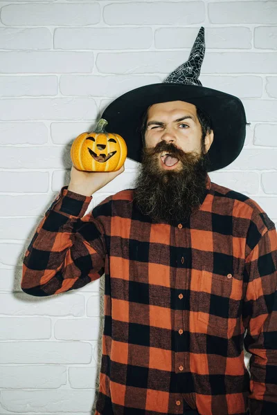 Hipster Halloween con barba in cappello da mago — Foto Stock