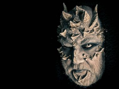 Adam dragon cilt ve gri sakal