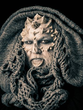 Adam dragon cilt ve sakal