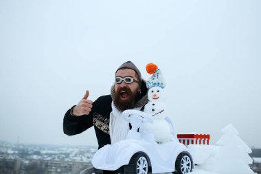 Sakallı adam pilot şapka ve gözlük başparmak gösterilmesini