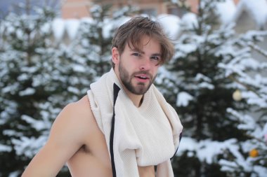 Kazak boyun ve çıplak gövde üzerinde beyaz maço