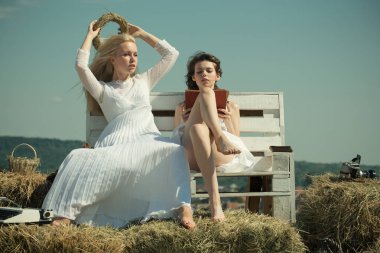 Sarışın kadının kafasına saman çelenk koyarak