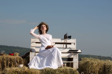 Bayan Beyaz elbise ve çelenk güneşli