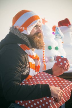 Mevcut kutuları gülümseyen hipster