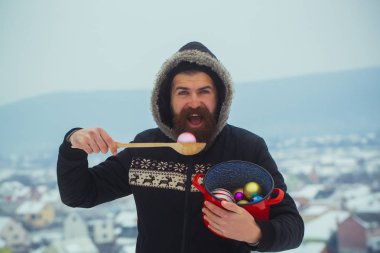 Sakallı adam yeme xmas topları pot tahta kaşıkla