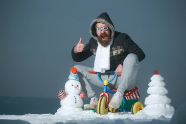 Hipster pilot gözlük ve başparmak gösterilmesini hood