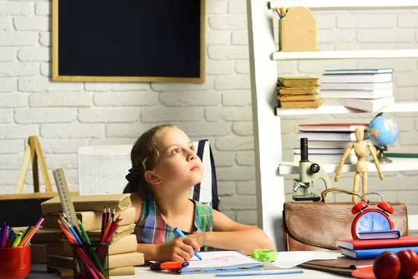 Çocukluk ve okul kavramı dön. Kız ev ödevi yok