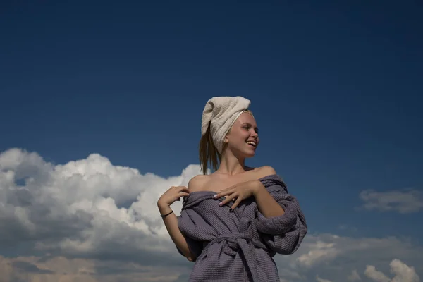 Meisje glimlachend op bewolkte blauwe hemel — Stockfoto