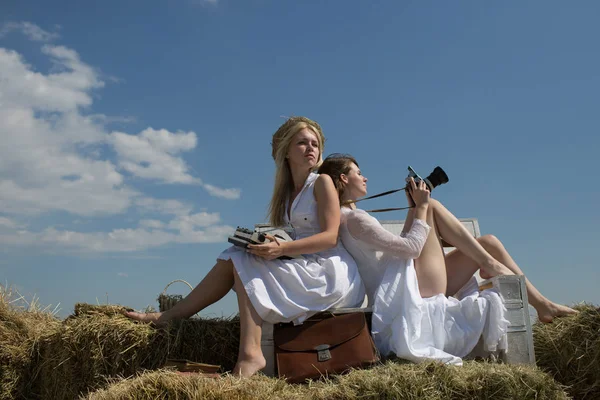 Daktilo ile sarışın kadın