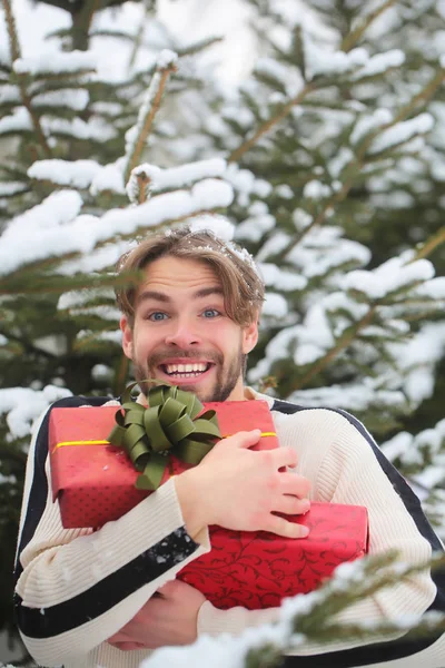 Człowiek uśmiechający się z czerwone pola w drewno śnieg — Zdjęcie stockowe