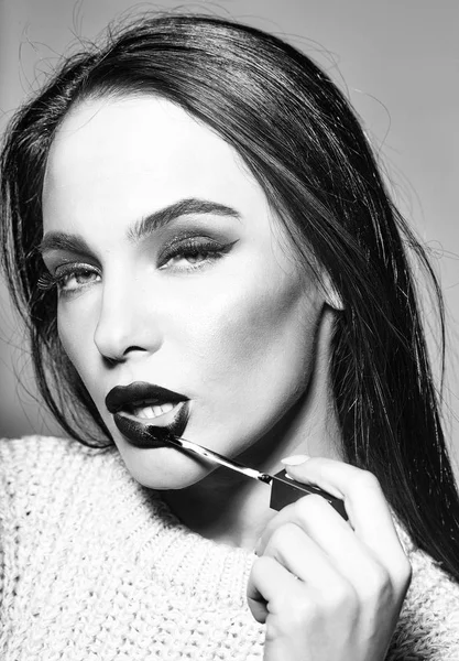 Kırmızı dudaklar ve uzun saçlı seksi kadınla tutun rimel