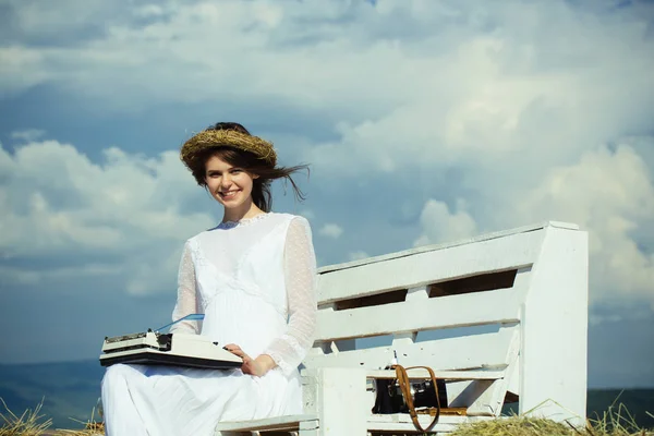 Chica feliz en corona y vestido blanco en el banco — Foto de Stock
