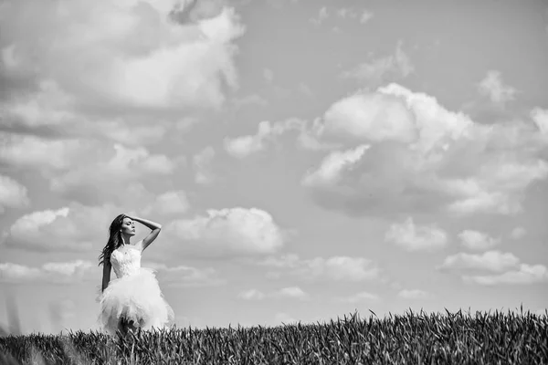 Ładna Panna Młoda na zielonej trawie i niebo — Zdjęcie stockowe
