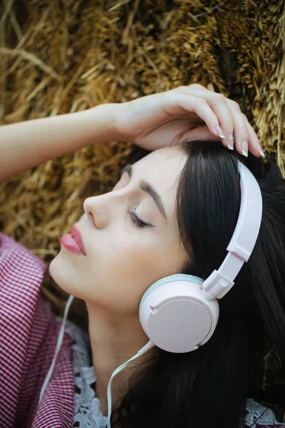 Poslech hudby dívka se zavřenýma očima — Stock fotografie