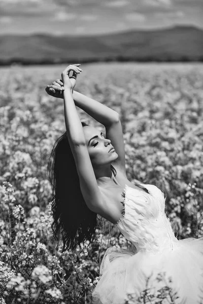 Hübsches Hochzeitsmädchen in gelben Feldblumen — Stockfoto