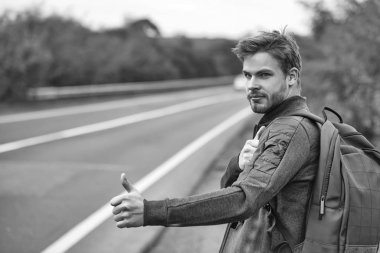 Genç adam otostop autostop