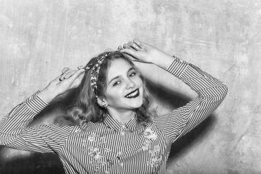 Mavi çizgili gömlek kravat kafa bandı içinde neşeli güzel kız