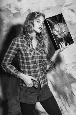 Kırmızı hediye kutusu altın yay ile güzel kız